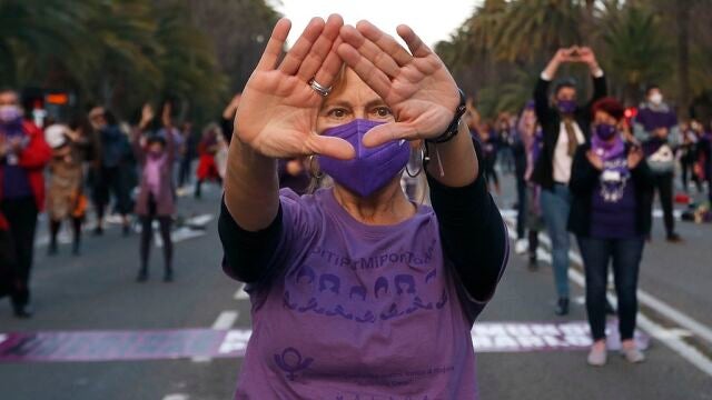 Una mujer durante las manifestaciones del 8M. JORGE ZAPATA/RTVA (Foto de ARCHIVO) 08/03/2021
