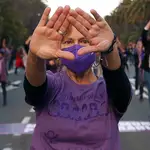 Una mujer durante las manifestaciones del 8M. JORGE ZAPATA/RTVA (Foto de ARCHIVO) 08/03/2021