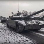 Vehículos militares y tanques rusos circulando por una carretera cerca de Kiev