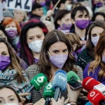 La Ministra de Igualdad, Irene Montero, ofrece declaraciones a los medios de comunicación en una manifestación por el 8M, Día Internacional de la Mujer, desde la plaza de Atocha hasta la de Colón, a 8 de marzo de 2022, en Madrid (España).