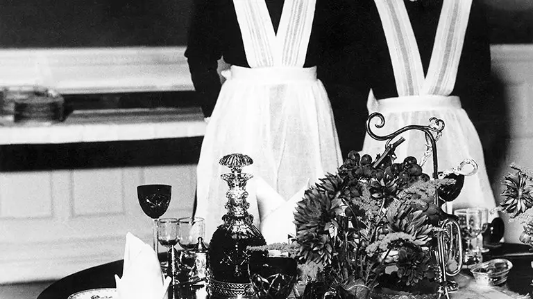 Sirvienta y sirvienta segunda preparadas para servir la cena, París, 1936