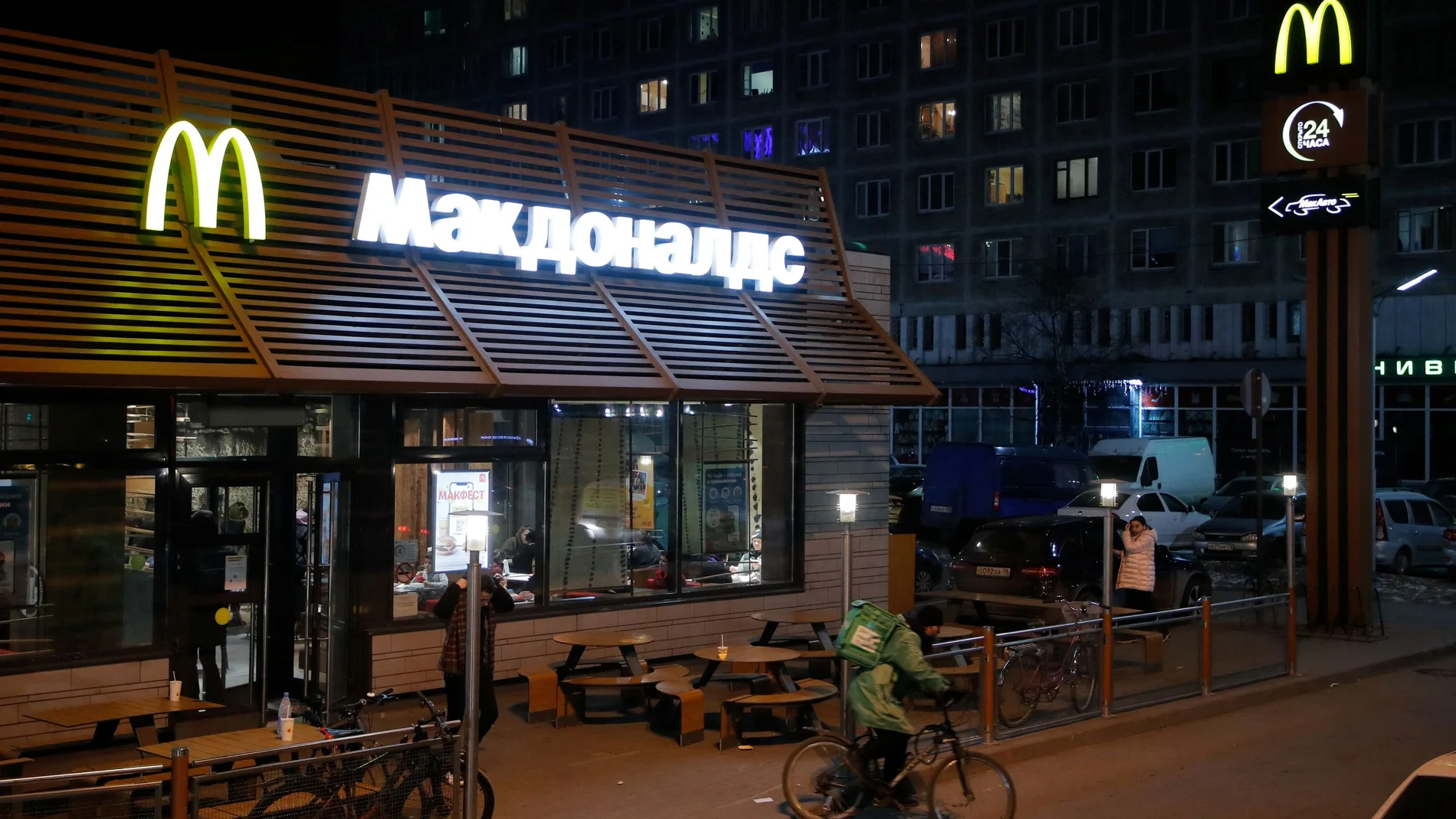 Tras ocho décadas de aislamiento, la apertura de McDonald’s fue la de una ventana al exterior para unos expectantes moscovitas ávidos de libertad