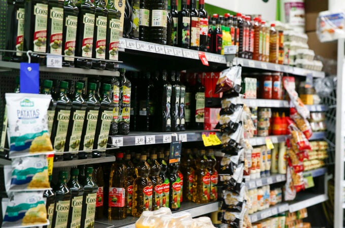 Estanterías con botellas de aceite en un supermercado.