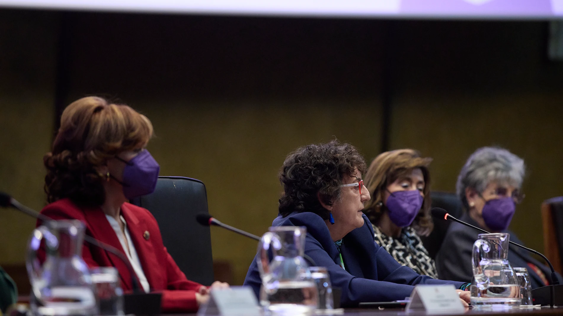 Las magistrada del TC Inmaculada Montalbán, María Luisa Balaguer y Concepción Espejel (de izda. a dcha.), durante el acto