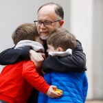 Juan Antonio Luna García, funcionario del Ayuntamiento de Cabra (Córdoba), de donde es natural, abraza a sus dos hijos a los que tiene ya con él en la localidad cordobesa de Lucena (donde residen), después de viajar a Ucrania para correr la misma suerte que ellos y que su mujer, Rokslana. EFE/Salas