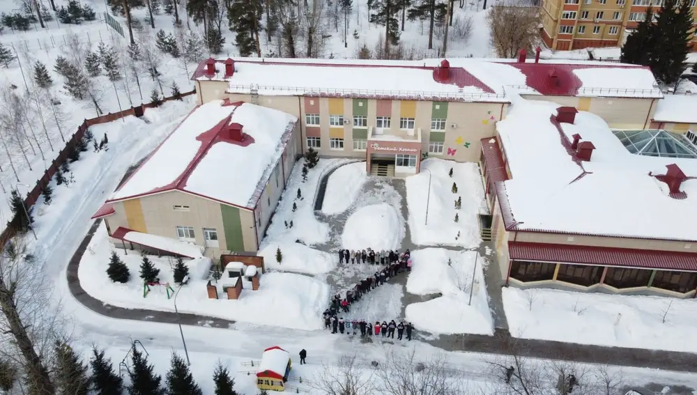 Niños de un colegio de Kazan, en Rusia, forman en el patio de la escuela en forma de Z