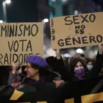 Manifestantes feministas abolicionistas, ayer, en la Gran Vía de Madrid