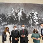 El presidente de las Cortes de Castilla y León, Luis Fuentes; la jefa de servicio de Depósitos del Museo del Prado, Reyes Carrasco; Marta Sanz, de Cs, y Francisco Vázquez, del PP, junto a una réplica del cuadro que se va a restaurar