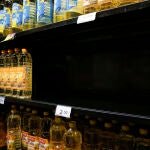 Un expositor casi vacío de botellas de aceite de girasol en un supermercado de Madrid
