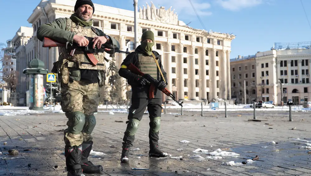 Militares de Defensa Territorial Armada montan guardia en la plaza central de la ciudad de Kharkiv, en el este de Ucrania, Ucrania, el 07 de marzo de 2022 | Fuente: EFE/EPA/STANISLAV KOZLIUK