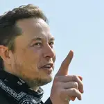 Elon Musk en una visita a uno de sus factorías cerca de Berlín