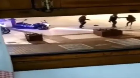 Captura del vídeo que se difundió parcialmente y con que se acusó, y abrió expediente, a los dos agentes