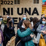 Varias mujeres se abrazan en un acto en memoria de las víctimas de violencia de género y sus hijas e hijos, en el antiguo cauce del Turia, el pasado 8 de marzo
