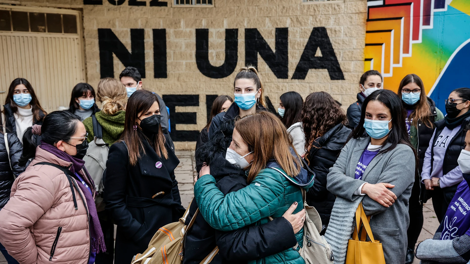 Varias mujeres se abrazan en un acto en memoria de las víctimas de violencia de género y sus hijas e hijos, en el antiguo cauce del Turia, el pasado 8 de marzo