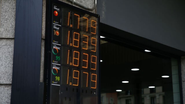 Un panel muestra el precio de los distintos combustibles en una gasolinera de Madrid el pasado martes
