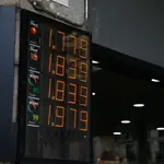 Un panel muestra el precio de los distintos combustibles en una gasolinera de Madrid el pasado martes