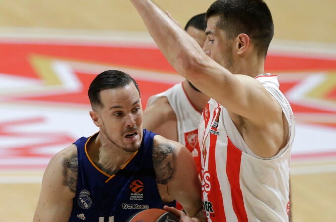 Heurtel busca a un compañero ante la defensa de Mitrovic