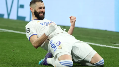 El delantero del Real Madrid Karim Benzemá celebra tras marcar ante el París Saint Germain