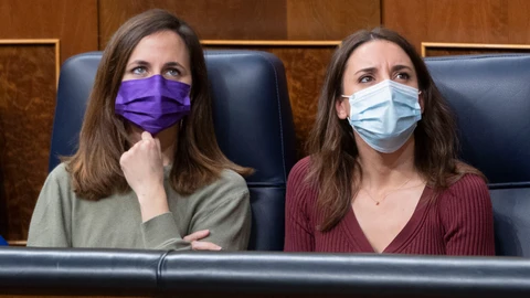 La secretaria general de Podemos y ministra de Derechos Sociales y Agenda 2030, Ione Belarra (i), y la ministra de Igualdad, Irene Montero, en una sesión plenaria en el Congreso de los Diputados, a 9 de marzo de 2022