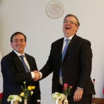 El ministro español de Asuntos Exteriores, Unión Europea y Cooperación, José Manuel Albares (i), saluda al canciller mexicano, Marcelo Ebrard