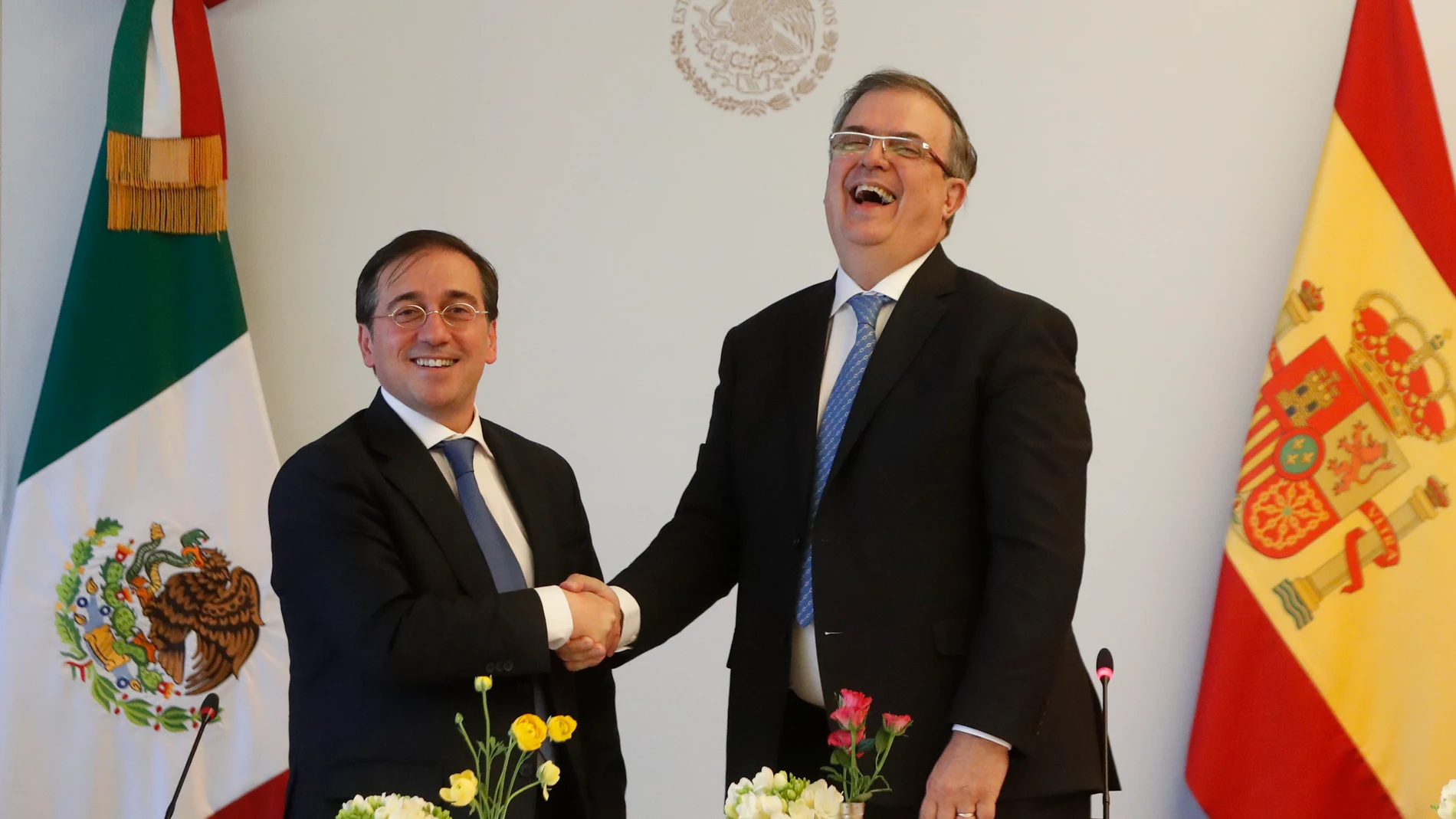 El ministro español de Asuntos Exteriores, Unión Europea y Cooperación, José Manuel Albares (i), saluda al canciller mexicano, Marcelo Ebrard