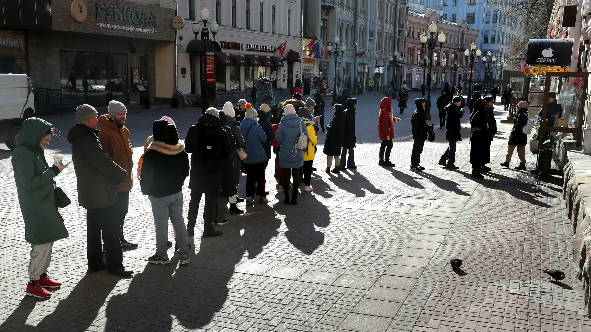 Ciudadanos rusos hacen cola en una entidad bancaria para retirar efectivo en Moscú