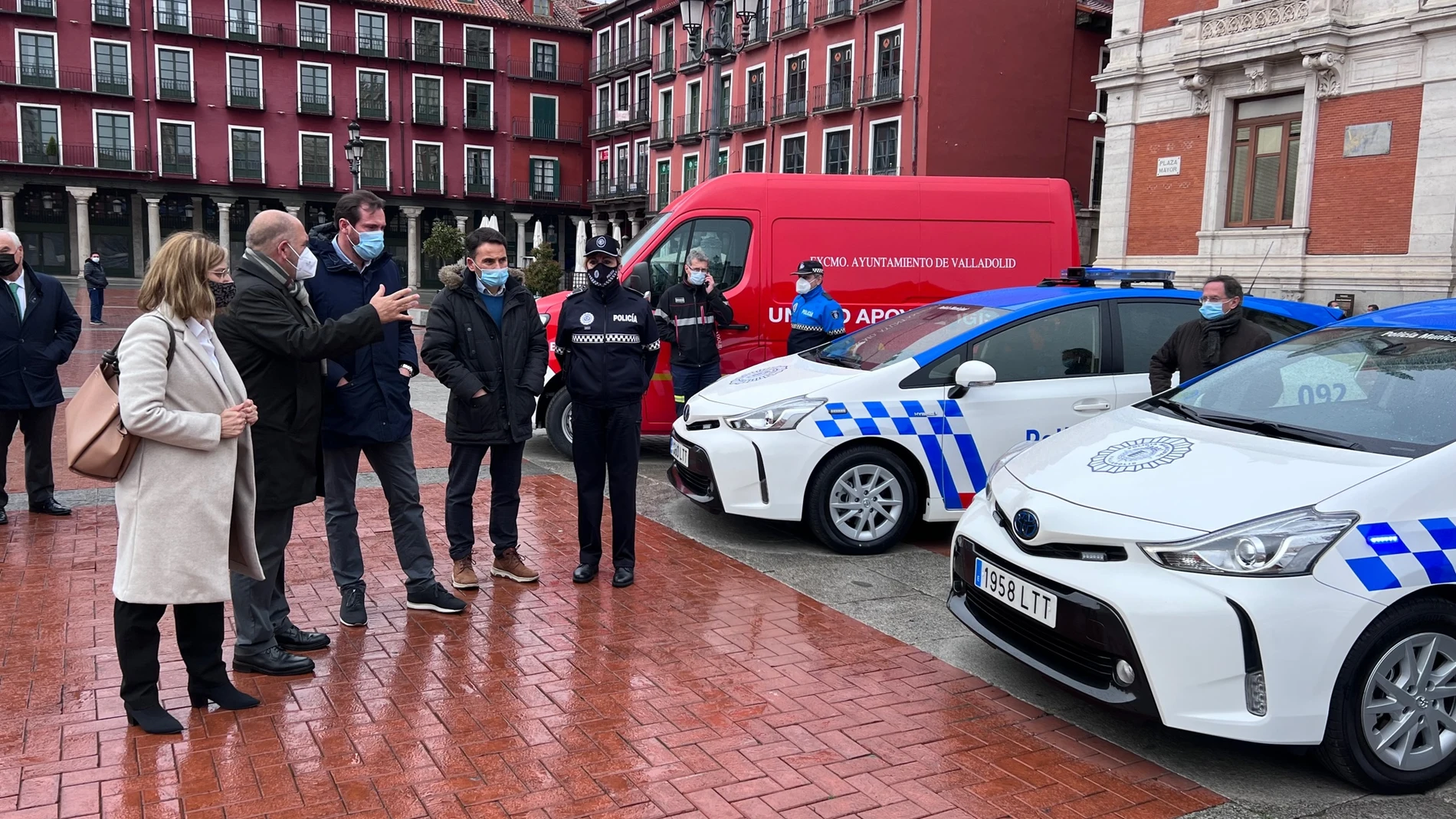 El alcalde de Valladolid, Óscar Puente, observa los nuevos vehículos de la Policía Local y el furgón de los Bomberos