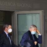 El empresario argentino, Alejandro Roemmers (dcha.), a su salida de la Audiencia Nacional tras declarar en el "caso Titella"