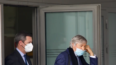 El empresario argentino, Alejandro Roemmers (dcha.), a su salida de la Audiencia Nacional tras declarar en el "caso Titella"