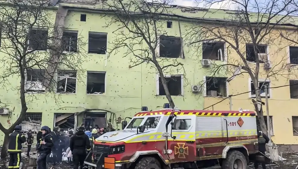 Un ataque aéreo ruso destruye un hospital materno infantil en Mariúpol: “Es una atrocidad”, denuncia Zelenski