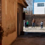 GRAFCVA3530. VALENCIA, 09/03/2022.- El centenar de refugiados ucranianos que acoge el Ayuntamiento de València y el de Alaquàs en un antiguo convento de esta última localidad agradecen "de corazón" la ayuda recibida, admiten sentirse abrumados por la "inesperada" colaboración por parte un pueblo que no conocen e insisten en su intención de devolver el gesto "para no sentirse inútiles". En la imagen varios niños juegan al fútbol en el patio del antiguo convento. EFE/Manuel Bruque.
