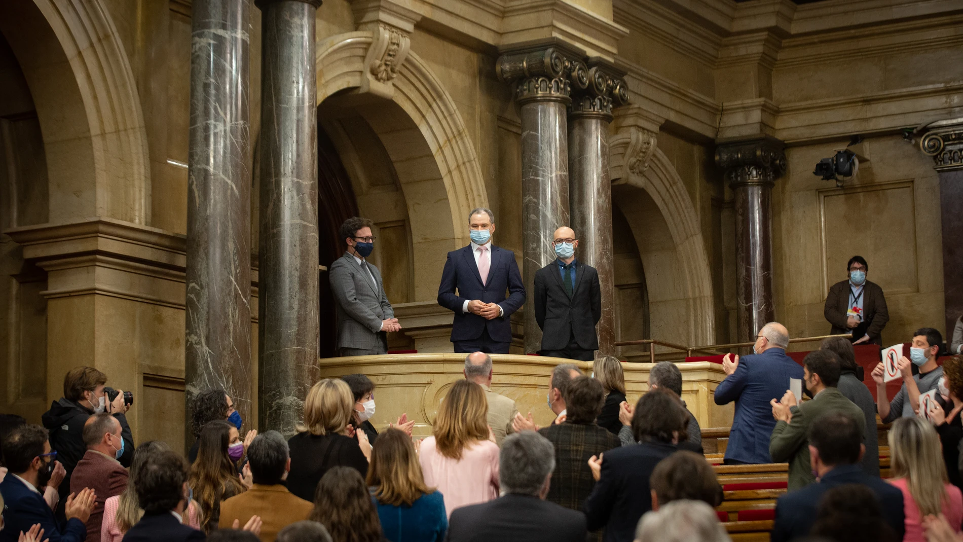 El cónsul General de Ucrania en Barcelona, Artem Vorobyov (c), en un pleno en el Parlament de Cataluña.