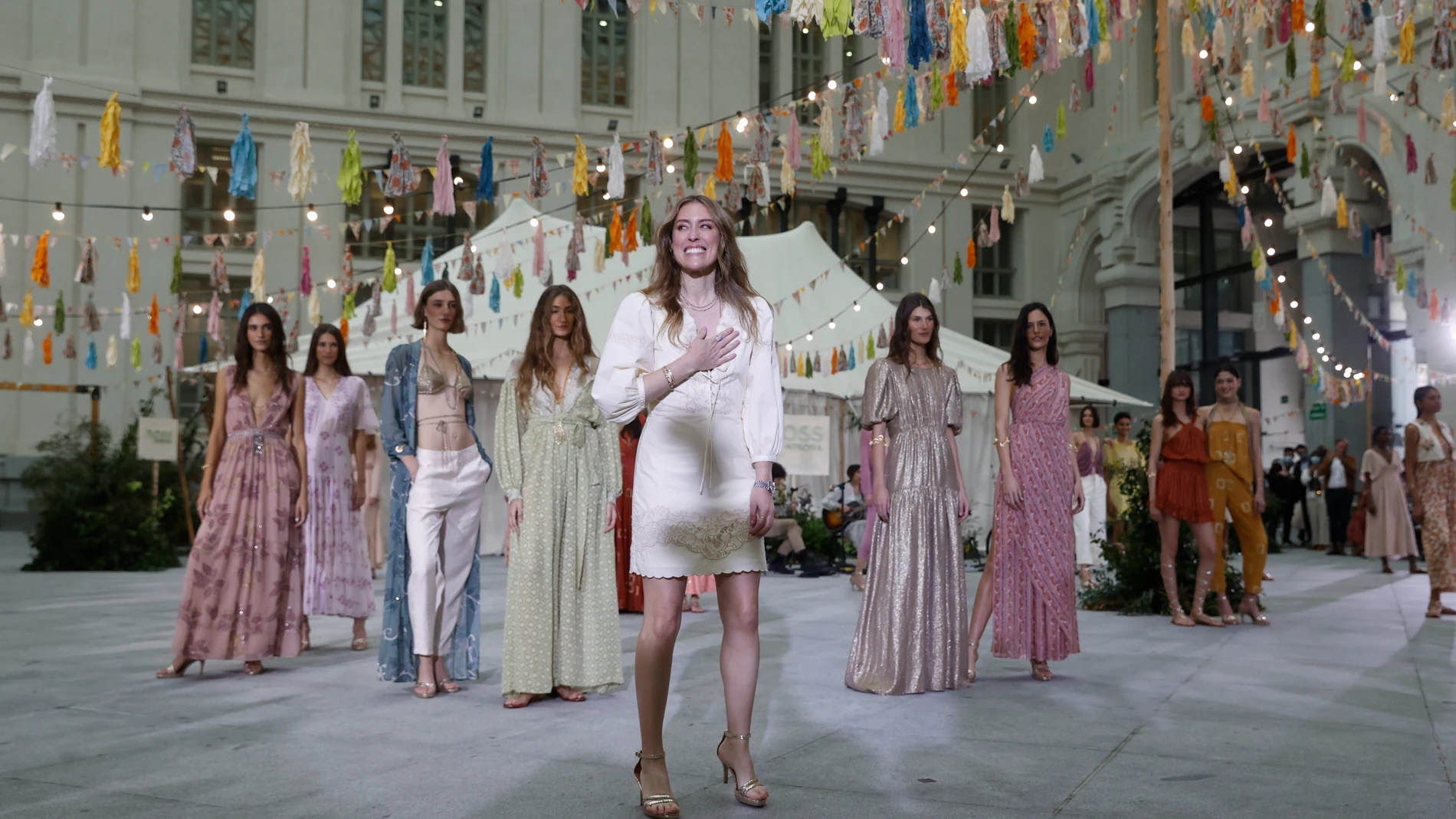GRAF3888. MADRID, 09/03/2022.- La diseñadora Alejandra Valero saluda tras presentar la última colección de la firma Hoss Intropia en su debut en la 75 edición de la Mercedes Benz Fashion Week de Madrid (MBFWM), este miércoles en el Palacio de Cibeles. EFE/Jjuan Carlos Hidalgo
