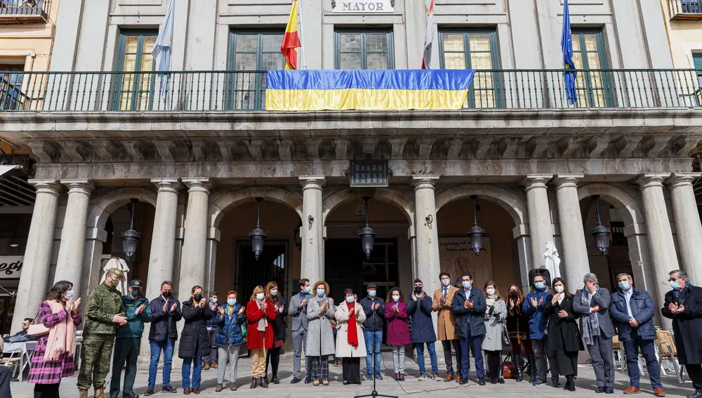 Ayuntamiento, diputación, y varias instituciones segovianas se concentran en solidaridad con el pueblo ucraniano secundando la convocatoria de la FEMP