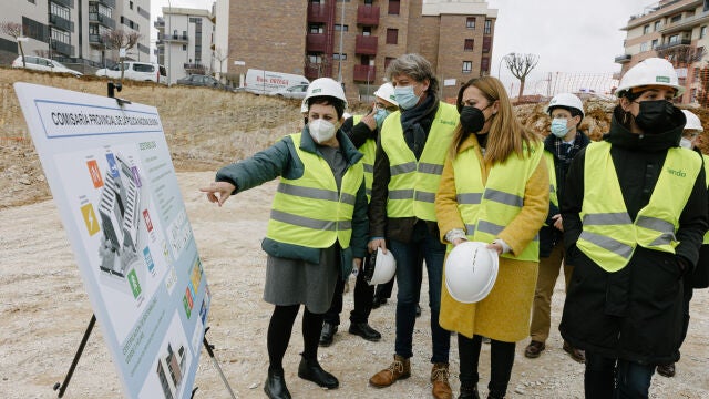 La delegada del Gobierno en Castilla y León, Virginia Barcones, el alcalde de Soria, Carlos Martínez, y la presidenta de SIEPSE, Mercedes Gallizo durante la visita a las obras de la futura cárcel