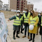 La delegada del Gobierno en Castilla y León, Virginia Barcones, el alcalde de Soria, Carlos Martínez, y la presidenta de SIEPSE, Mercedes Gallizo durante la visita a las obras de la futura cárcel