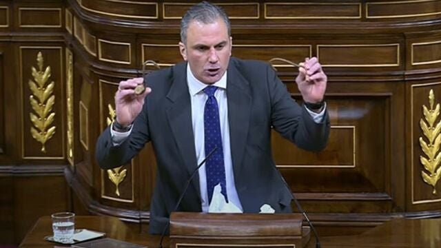 Javier Ortega Smith, secretario general de Vox, mostrando garfios usados en el asakto a la valla de Melilla EUROPA PRESS 08/03/2022