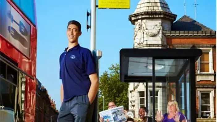 Sultan Kosen esperando al autobús | Guinness World Record