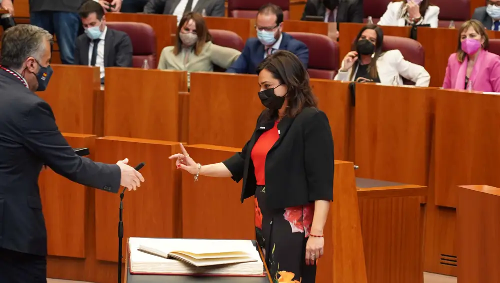 La procuradora socialista, Alicia Palomo, rechaza el saludo al presidente de las Cortes