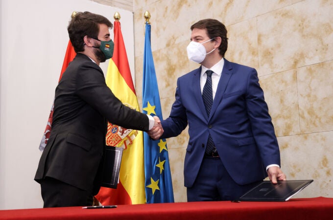 El presidente en funciones de la Junta de Castilla y León, Alfonso Fernández Mañueco, y el líder de Vox Juan García Gallardo tras firmar el pacto de gobernabilidad
