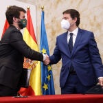 El presidente en funciones de la Junta de Castilla y León, Alfonso Fernández Mañueco, y el líder de Vox Juan García Gallardo tras firmar el pacto de gobernabilidad