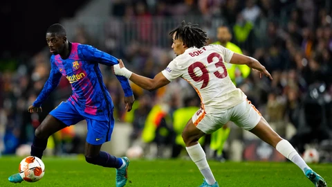 Sacha Boey, nuevo jugador del Bayern, en un partido con el Galatasaray ante el Barça