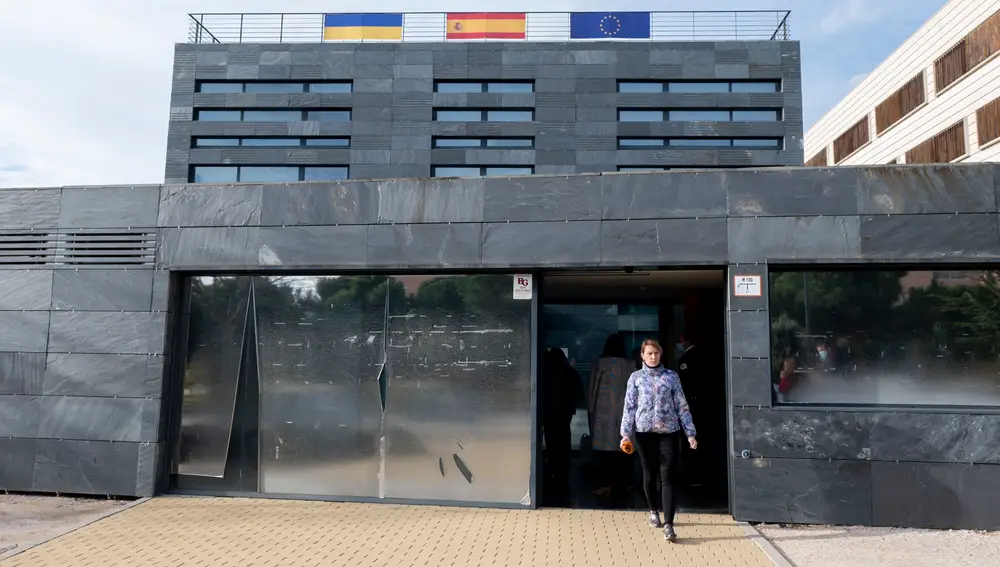 Una mujer en uno de los tres centros habilitados para refugiados de Ucrania, a 10 de marzo de 2022, en Pozuelo de Alarcón, Madrid (España).