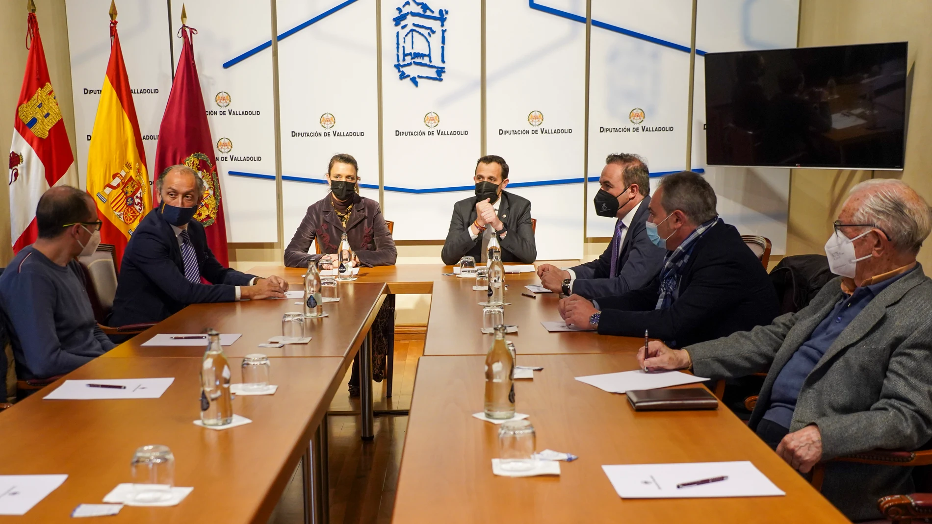 El presidente de la Diputación de Valladolid, Conrado Íscar, se reúne con Ángela de Miguel y los representantes del sector del transporte en la provincia