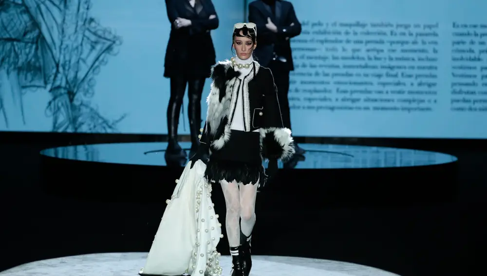 Una modelo luce en la pasarela de colección una creación de &quot;Malne&quot; durante la Pasarela Cibeles Mercedes-Benz Fashion Week Madrid 2022 en Madrid, el jueves 10 de marzo de 2022.