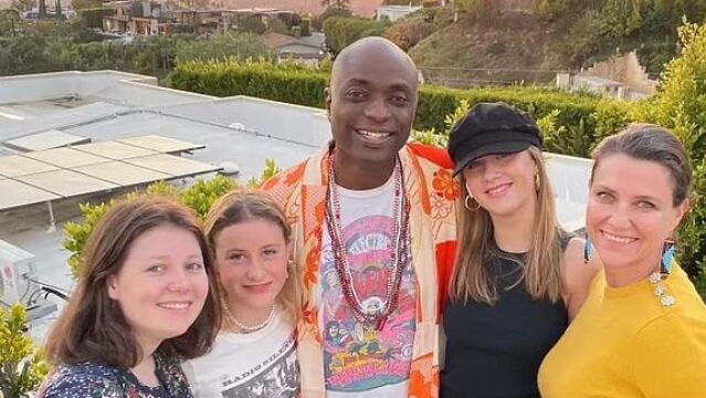 Marta Luisa de Noruega, junto a sus hijas y a Durek Verret