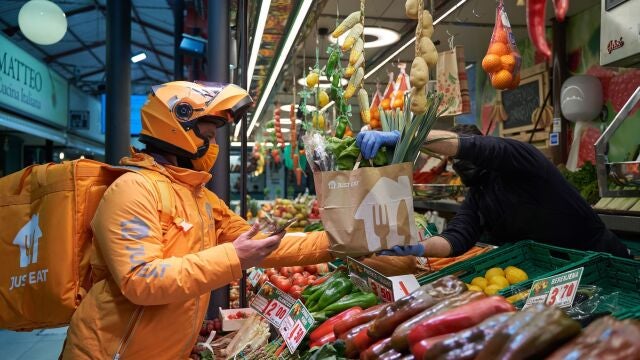 Repartidor de Just Eat en uno de los mercados asociados a su servicio de reparto de alimentos