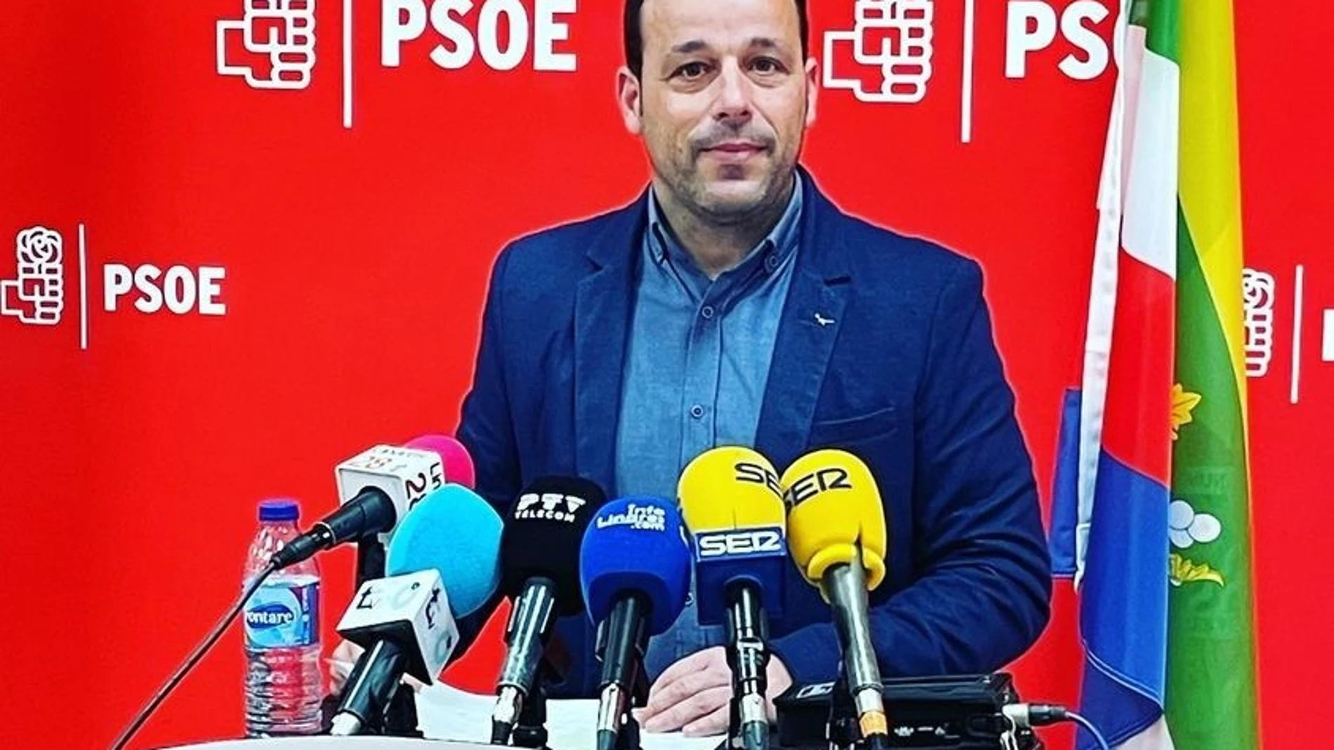 Javier Perales durante la rueda de prensa. PSOE LINARES