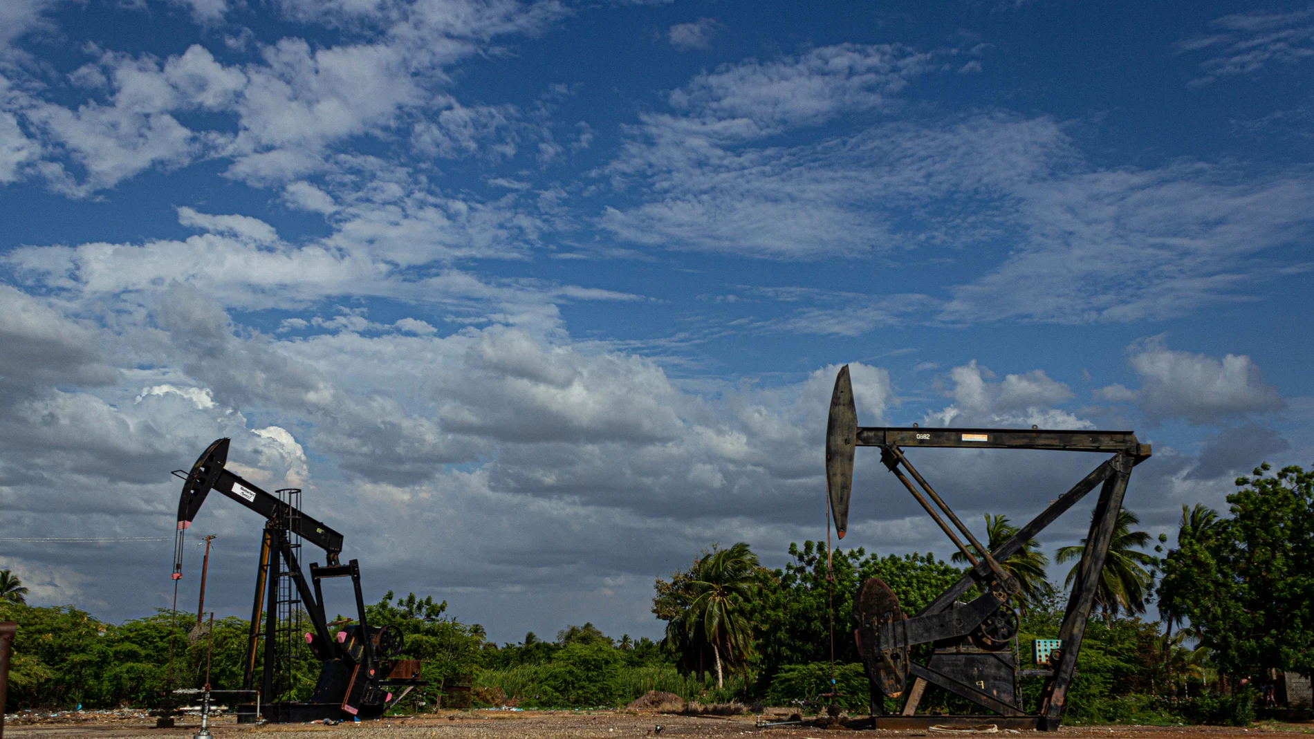 Vista de un balancín extractor de petróleo en Cabimas (Venezuela