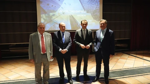 Julio Lage junto a Conrado Íscar, Luis Ortiz de Lanzagorta y Ramón Mateos durante un nuevo foro de la Fundación Schola